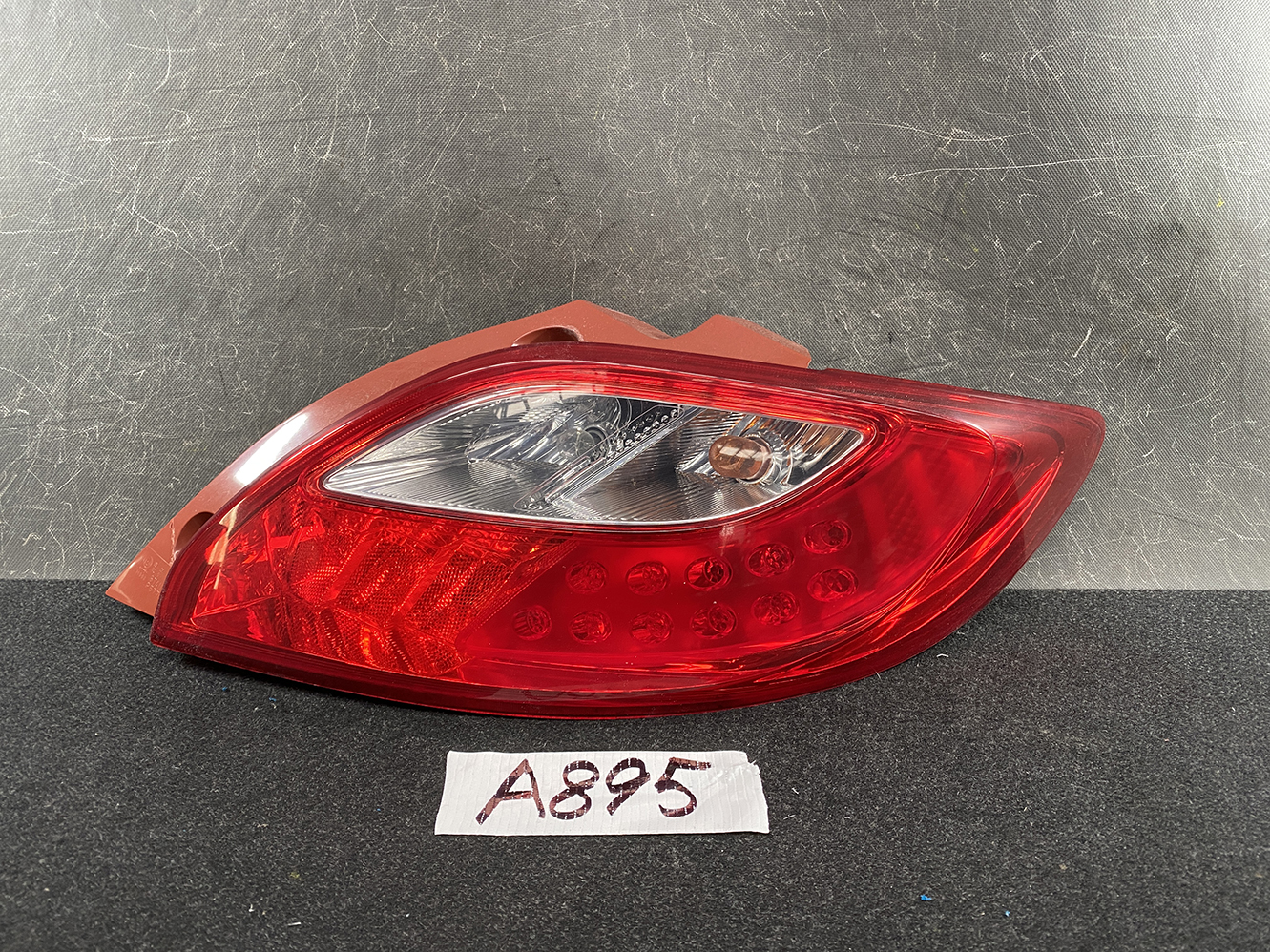 MAZDA DEMIO DE DEJFS DE3FS DE5FS Taillight P5776 Right Side x1*DAMAGED*