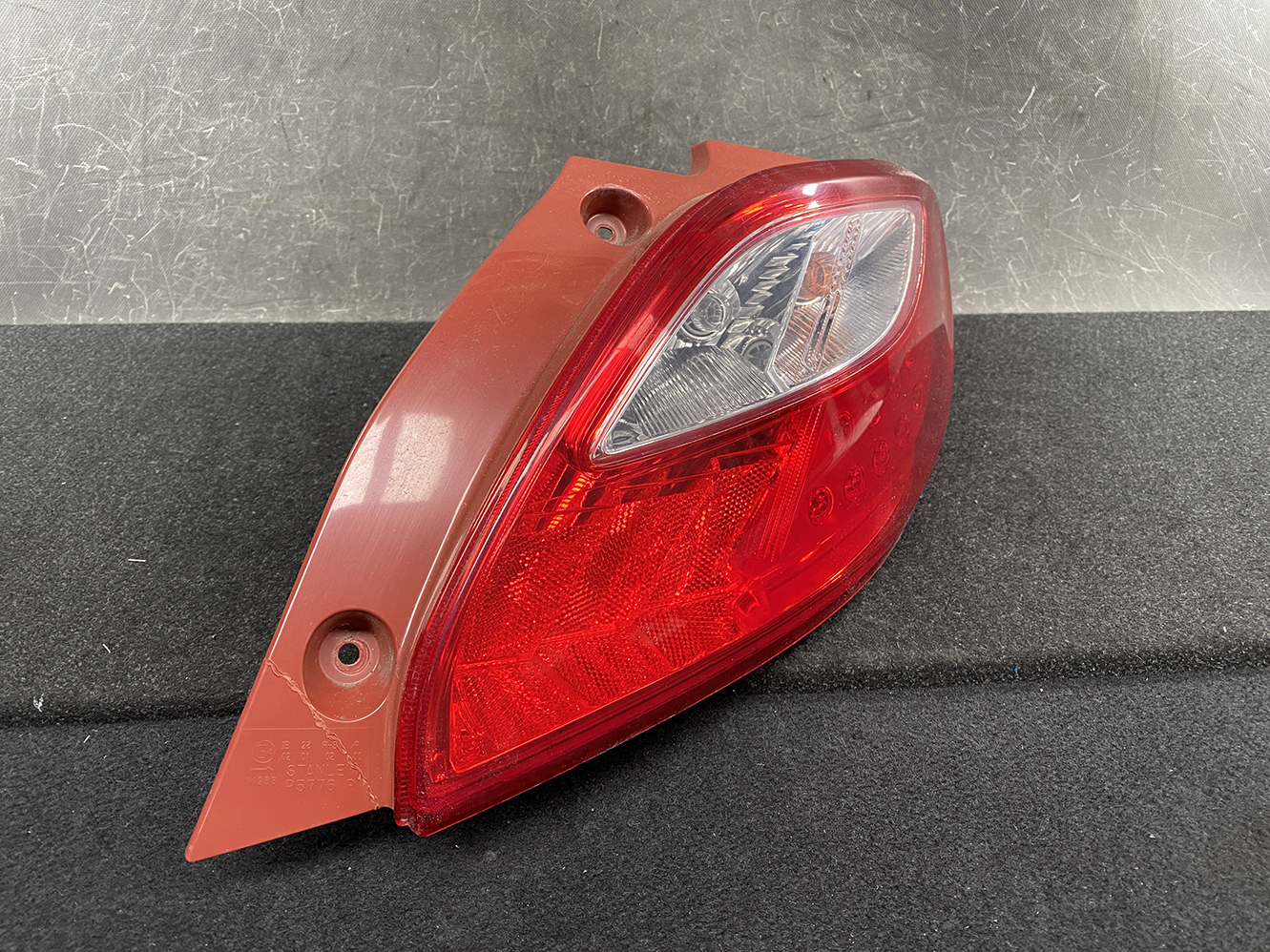 MAZDA DEMIO DE DEJFS DE3FS DE5FS Taillight P5776 Right Side x1*DAMAGED* - Image 2