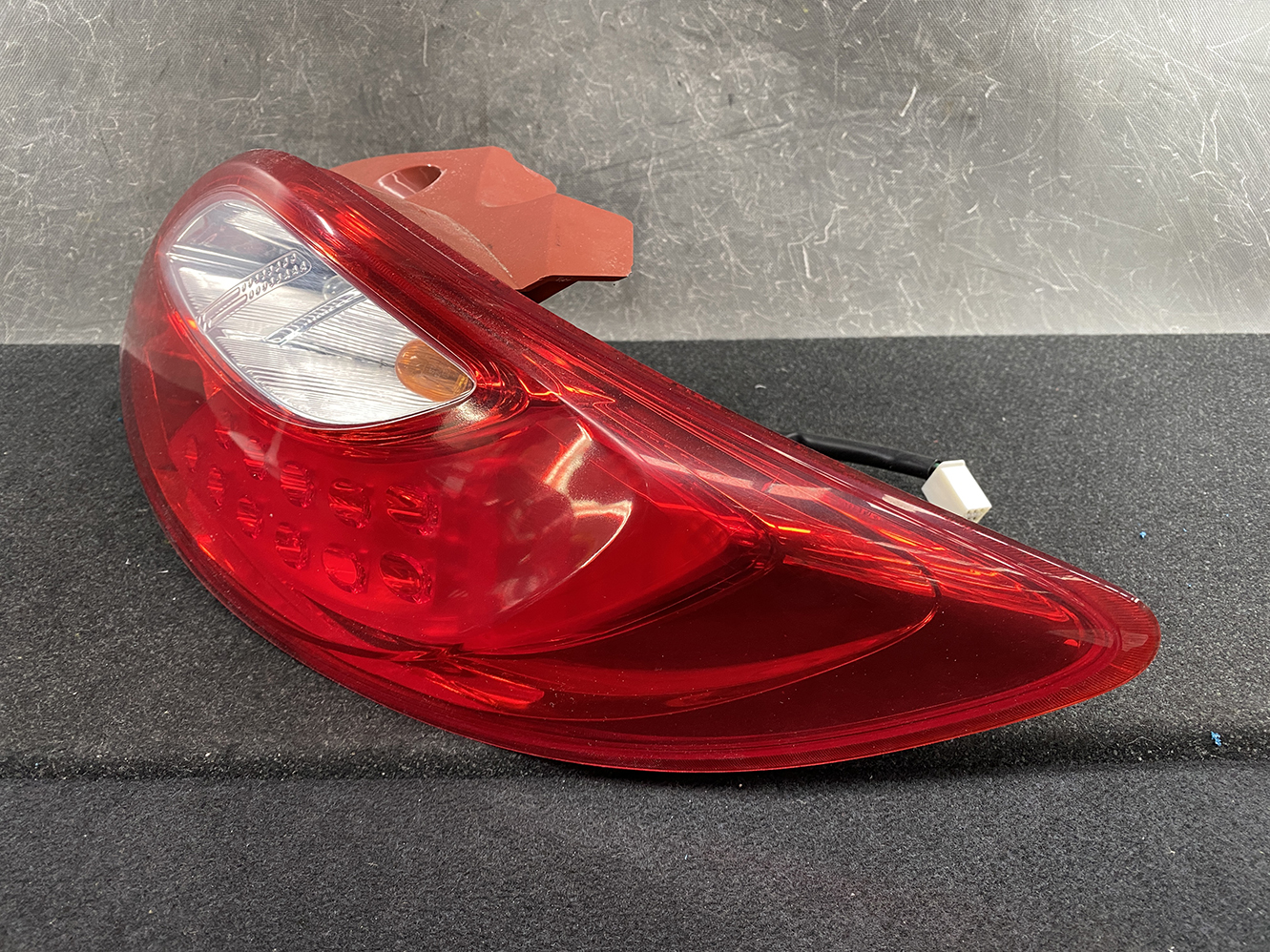 MAZDA DEMIO DE DEJFS DE3FS DE5FS Taillight P5776 Right Side x1*DAMAGED* - Image 3