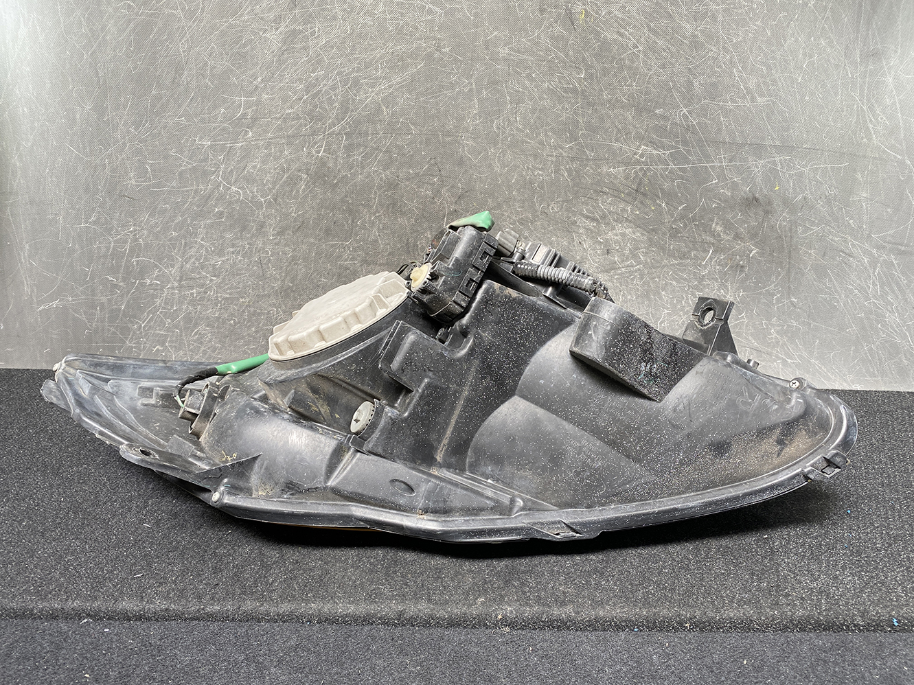 A921_5 NISSAN Fairlady Z 350Z Z33 HZ33 Headlight 100-63820 Right Side x1 *DAMAGED* » JDM-PARTS NZ » JDM-PARTS NZ NISSAN Fairlady Z 350Z Z33 HZ33 Headlight 100-63820 Right Side x1 *DAMAGED* » JDM-PARTS NZ