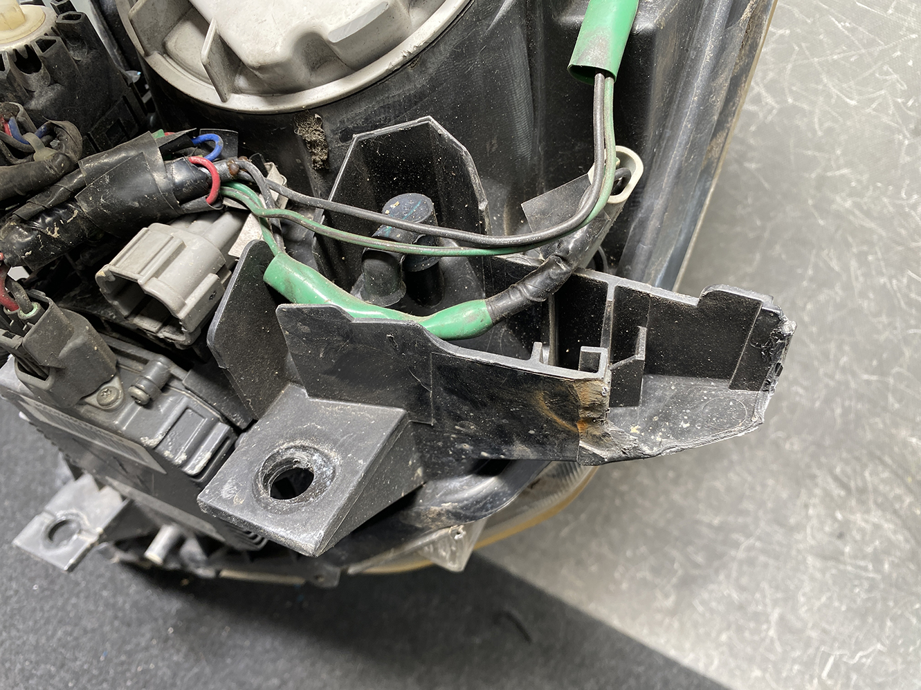 A921_9 NISSAN Fairlady Z 350Z Z33 HZ33 Headlight 100-63820 Right Side x1 *DAMAGED* » JDM-PARTS NZ » JDM-PARTS NZ NISSAN Fairlady Z 350Z Z33 HZ33 Headlight 100-63820 Right Side x1 *DAMAGED* » JDM-PARTS NZ