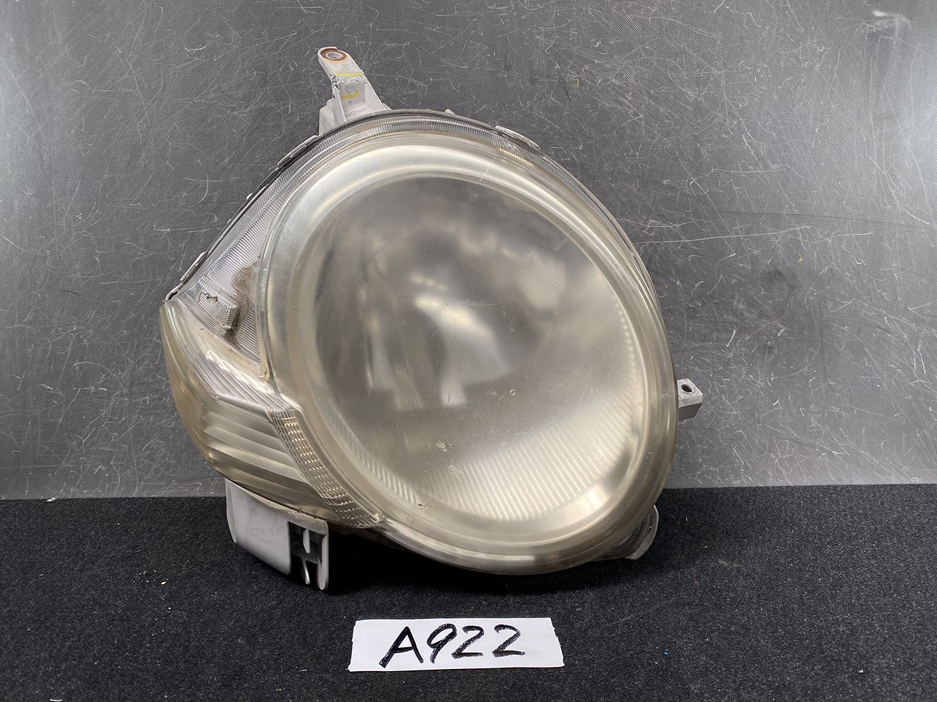 TOYOTA SIENTA NCP81 NCP85 Headlight KOITO 52-171 Right Side x1 *DAMAGED*