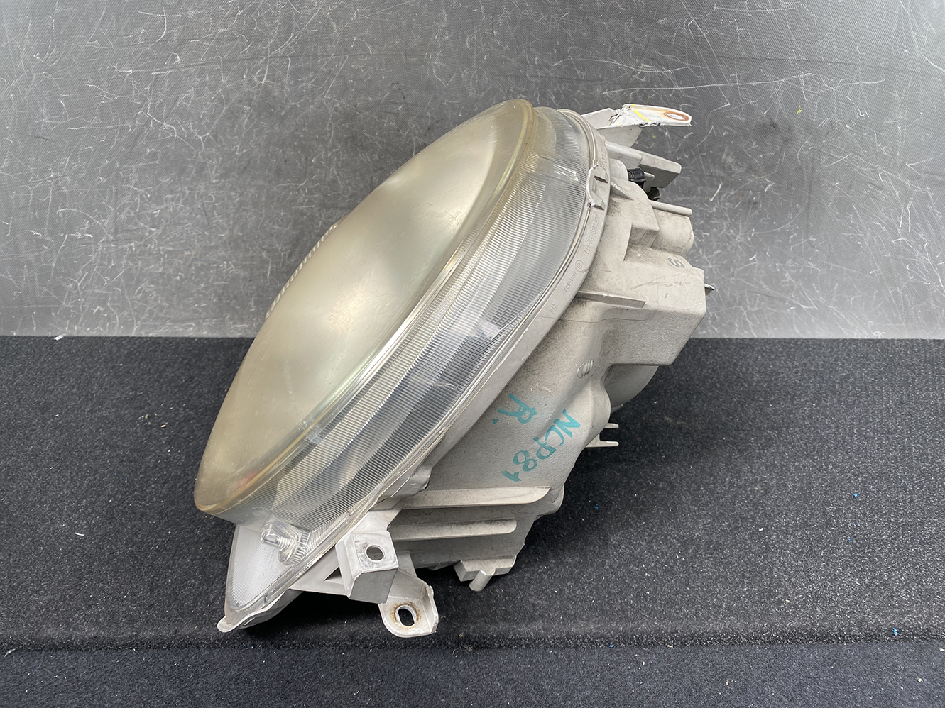 TOYOTA SIENTA NCP81 NCP85 Headlight KOITO 52-171 Right Side x1 *DAMAGED* - Image 2