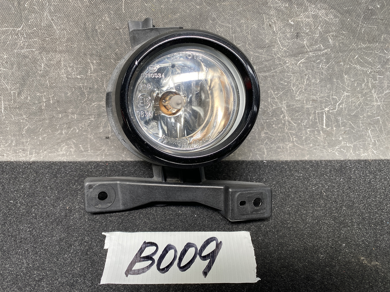 TOYOTA HIACE Genuine FogLight ICHIKOH 52-040 Right Side x1
