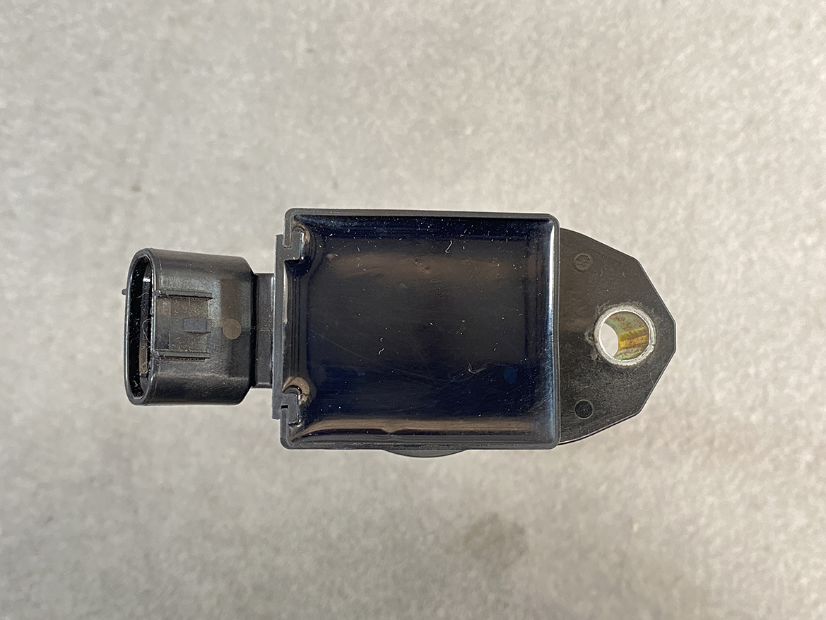 TOY-COIL-02281_6 TOYOTA / DAIHATSU Genuine IGNITION COIL 90919-02281 / NR, KR Engine » NZ.95 » JDM-PARTS NZ » JDM-PARTS NZ Small black electronic sensor module with a left-side plug connector and a right-side mounting boss; compact automotive sensor housing. TOYOTA / DAIHATSU Genuine IGNITION COIL 90919-02281 / NR, KR Engine » JDM-PARTS NZ
