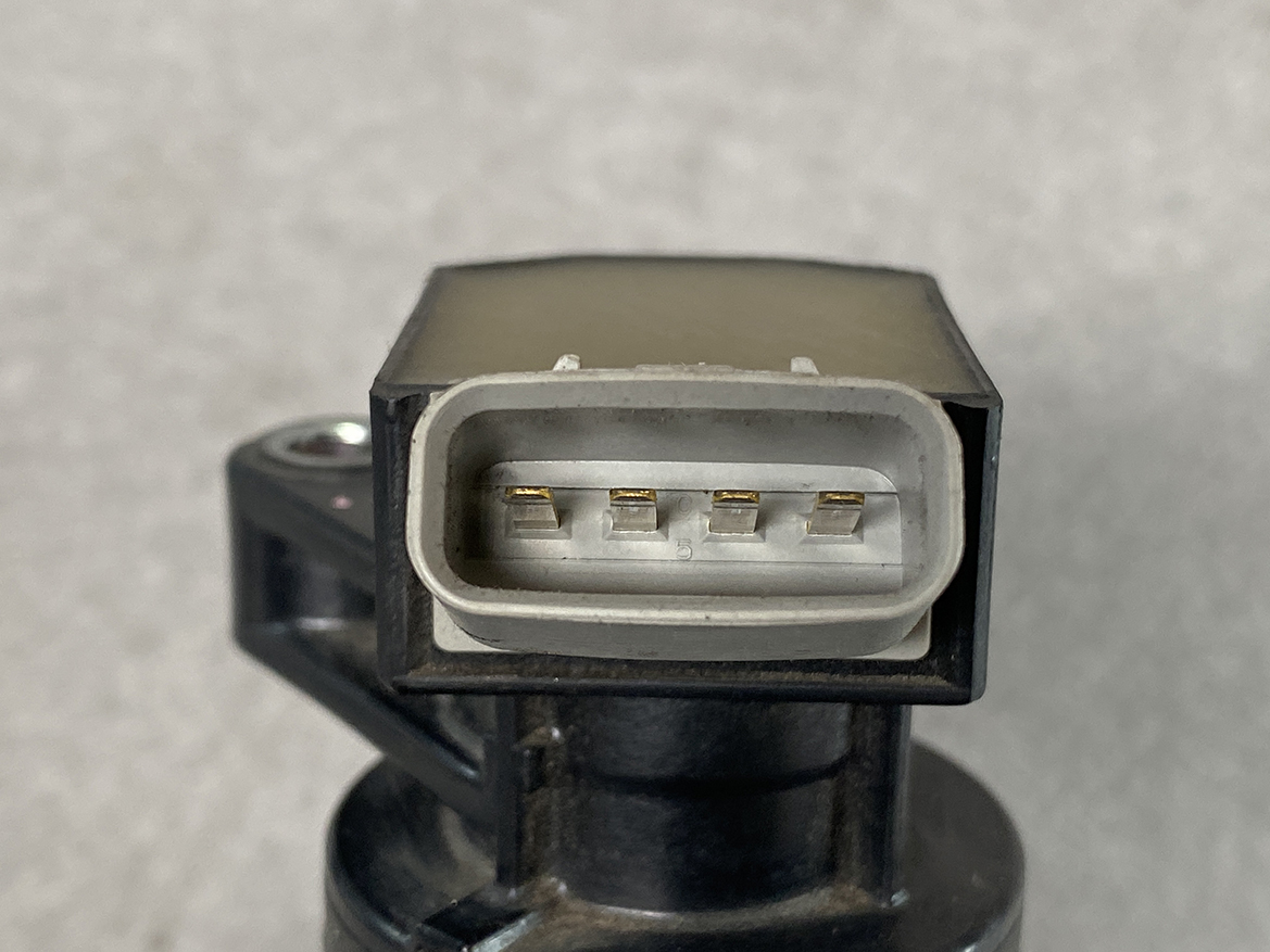 TOY-COIL-B2050_3 TOYOTA / DAIHATSU Genuine IGNITION COIL / 19500-B2050 / KF Engine » NZ.95 » JDM-PARTS NZ » JDM-PARTS NZ Close-up of a rectangular gray automotive electrical connector with five gold pins inside on a black housing. TOYOTA / DAIHATSU Genuine IGNITION COIL / 19500-B2050 / KF Engine » JDM-PARTS NZ