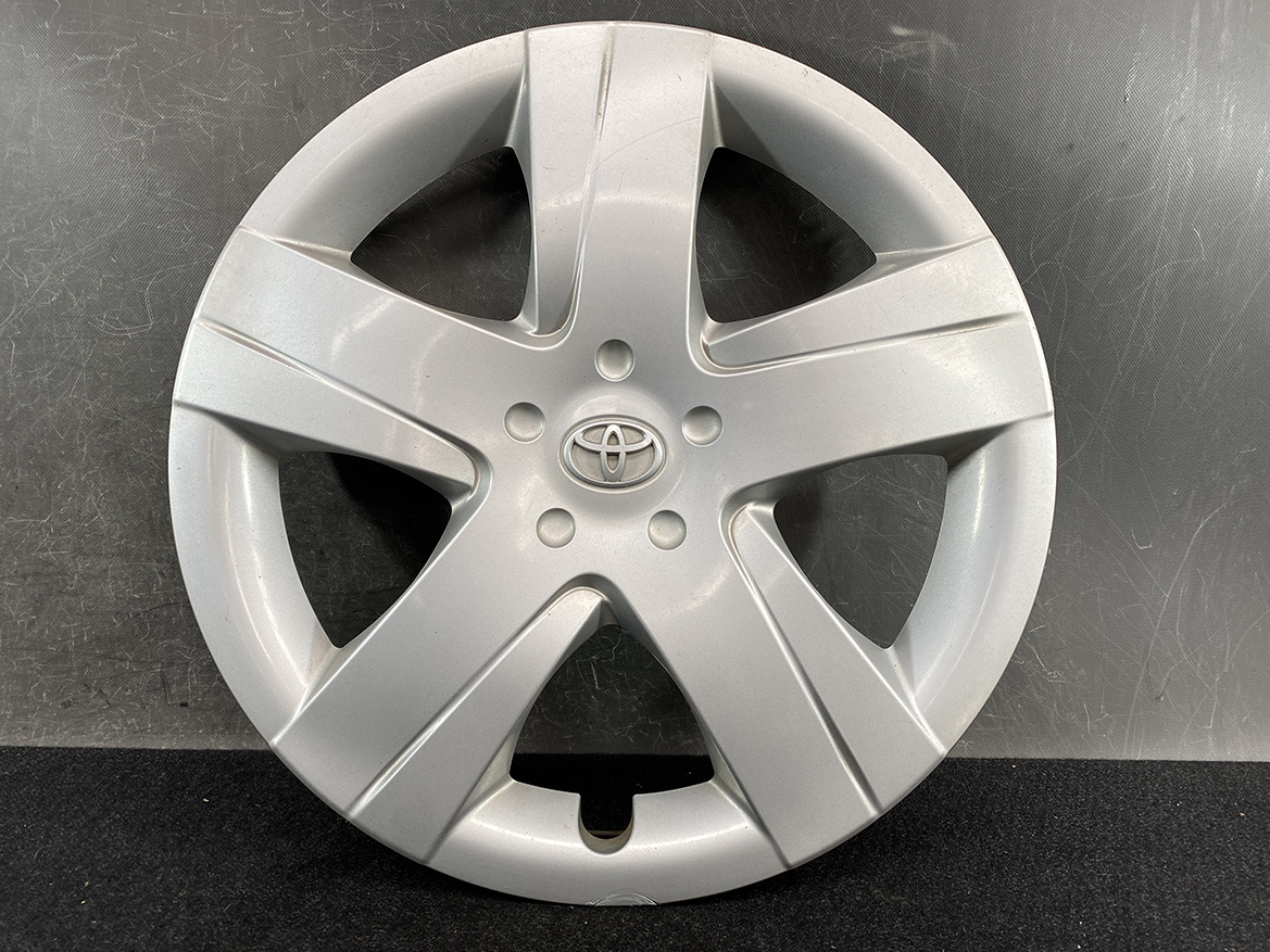 B393_2 TOYOTA RACTIS NSP120, NCP120 Genuine 16inch WHEEL CAP / HUB CAP 42602-52460 » NZ.95 » JDM-PARTS NZ » JDM-PARTS NZ Silver Toyota alloy wheel hubcap with five wide spokes and a central emblem. TOYOTA RACTIS NSP120, NCP120 Genuine 16inch WHEEL CAP / HUB CAP 42602-52460 » JDM-PARTS NZ