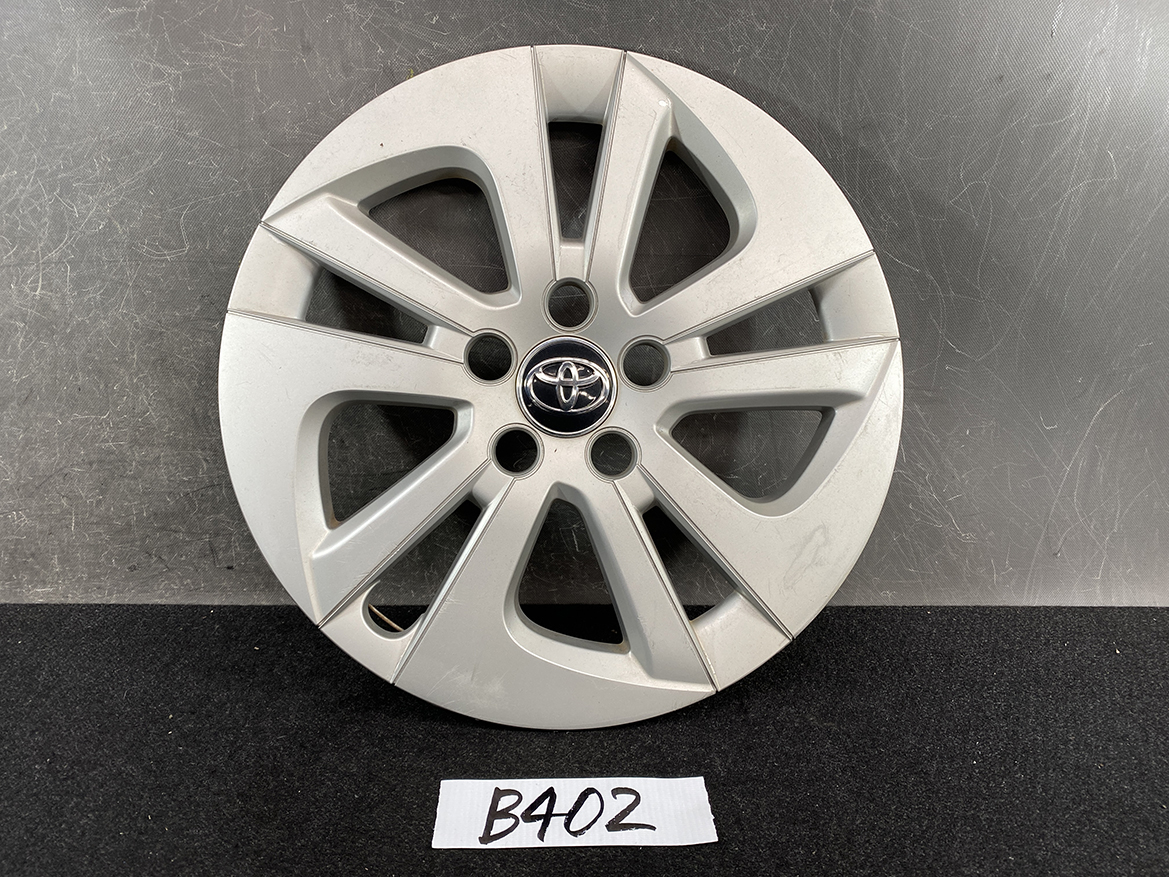 B402_1 TOYOTA PRIUS ZVW50 ZVW51 Genuine 15inch WHEEL CAP / HUB CAP » NZ.95 » JDM-PARTS NZ » JDM-PARTS NZ Silver Toyota alloy wheel cover with a multi-spoke design and central Toyota emblem. TOYOTA PRIUS ZVW50 ZVW51 Genuine 15inch WHEEL CAP / HUB CAP » JDM-PARTS NZ