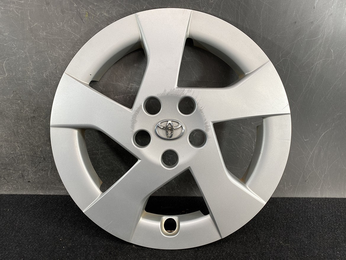 B409_2 TOYOTA PRIUS ZVW30 ZVW35 Genuine 15inch WHEEL CAP / HUB CAP » NZ.95 » JDM-PARTS NZ » JDM-PARTS NZ Silver Toyota hubcap with five spokes and a central Toyota emblem; shows lug nut holes around the center. TOYOTA PRIUS ZVW30 ZVW35 Genuine 15inch WHEEL CAP / HUB CAP » JDM-PARTS NZ