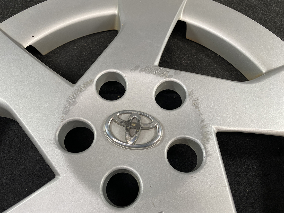 B409_6 TOYOTA PRIUS ZVW30 ZVW35 Genuine 15inch WHEEL CAP / HUB CAP » NZ.95 » JDM-PARTS NZ » JDM-PARTS NZ Silver Toyota alloy wheel hub with the emblem, showing scuff marks around the center area and five lug holes. TOYOTA PRIUS ZVW30 ZVW35 Genuine 15inch WHEEL CAP / HUB CAP » JDM-PARTS NZ