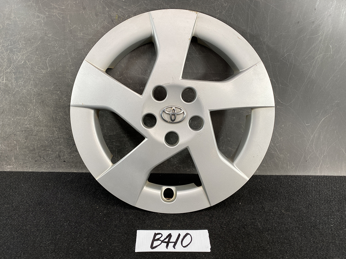 B410_1 TOYOTA PRIUS ZVW30 ZVW35 Genuine 15inch WHEEL CAP / HUB CAP » NZ.95 » JDM-PARTS NZ » JDM-PARTS NZ Silver Toyota alloy wheel cover with five spokes and centered Toyota emblem. TOYOTA PRIUS ZVW30 ZVW35 Genuine 15inch WHEEL CAP / HUB CAP » JDM-PARTS NZ