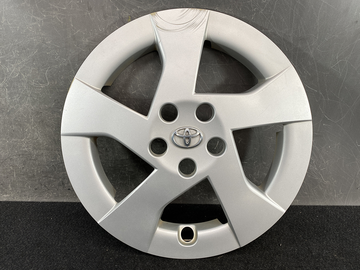 B412_2 TOYOTA PRIUS ZVW30 ZVW35 Genuine 15inch WHEEL CAP / HUB CAP » NZ.95 » JDM-PARTS NZ » JDM-PARTS NZ Five-spoke silver Toyota alloy wheel cover with a central emblem and five lug holes around the hub. TOYOTA PRIUS ZVW30 ZVW35 Genuine 15inch WHEEL CAP / HUB CAP » JDM-PARTS NZ