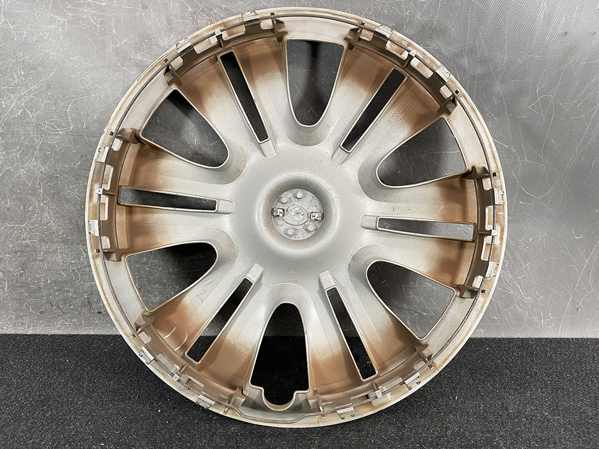 B420_3 NISSAN Genuine 15inch WHEEL CAP / HUB CAP 40315-1GK0A x1 » NZ.95 » JDM-PARTS NZ » JDM-PARTS NZ Round alloy wheel hubcap with multiple spokes and a central cap, dusty with rust-colored stains, resting on a dark surface NISSAN Genuine 15inch WHEEL CAP / HUB CAP 40315-1GK0A x1 » JDM-PARTS NZ