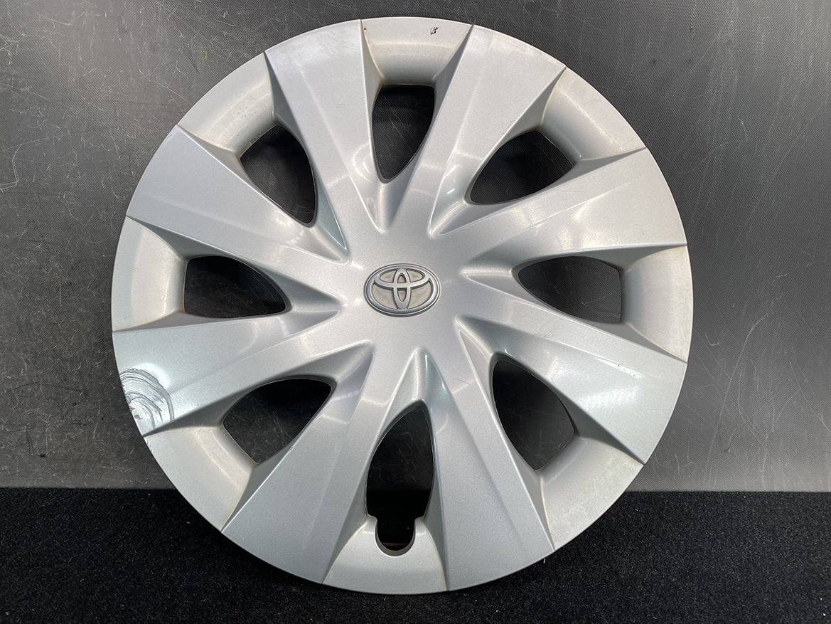 B430_2 TOYOTA PORTE / SPADE Genuine 15inch WHEEL CAP / HUB CAP 42602-52450 x1 » NZ.95 » JDM-PARTS NZ » JDM-PARTS NZ Silver Toyota hubcap with angular spokes and a central Toyota emblem. TOYOTA PORTE / SPADE Genuine 15inch WHEEL CAP / HUB CAP 42602-52450 x1 » JDM-PARTS NZ