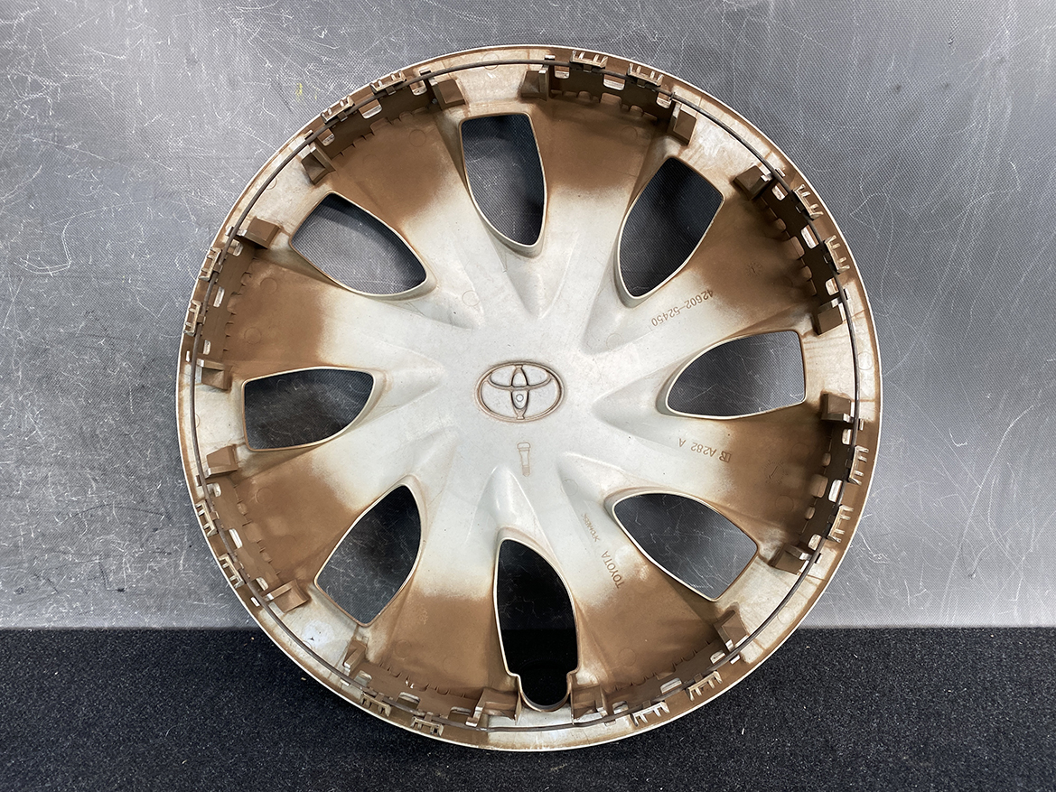 B433_3 TOYOTA PORTE / SPADE Genuine 15inch WHEEL CAP / HUB CAP 42602-52450 x1 » NZ.95 » JDM-PARTS NZ » JDM-PARTS NZ Round beige Toyota hubcap with brown dirt, central Toyota logo, and multiple clip tabs around the rim against a dark background. TOYOTA PORTE / SPADE Genuine 15inch WHEEL CAP / HUB CAP 42602-52450 x1 » JDM-PARTS NZ
