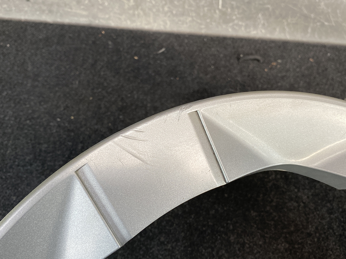 B434_6 TOYOTA PRIUS NHW20 Genuine 15inch WHEEL CAP / HUB CAP x1 » NZ.95 » JDM-PARTS NZ » JDM-PARTS NZ Close-up of a light gray curved plastic surface with a few scratches and a vertical seam line. TOYOTA PRIUS NHW20 Genuine 15inch WHEEL CAP / HUB CAP x1 » JDM-PARTS NZ