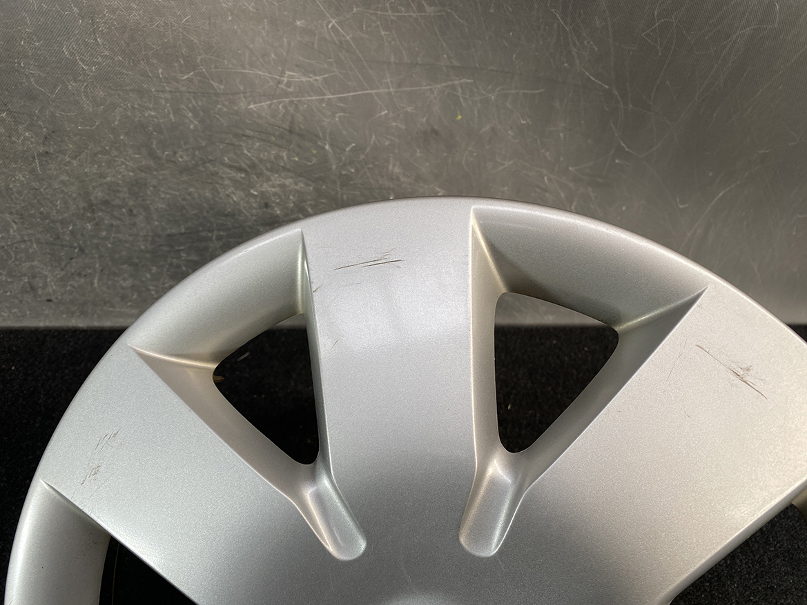 B438_5 NISSAN NOTE E11 Genuine 14inch WHEEL CAP / HUB CAP x1 40315 1U600 x1 » NZ.95 » JDM-PARTS NZ » JDM-PARTS NZ Silver car hubcap with two angular spokes and several surface scratches on the center area. NISSAN NOTE E11 Genuine 14inch WHEEL CAP / HUB CAP x1 40315 1U600 x1 » JDM-PARTS NZ