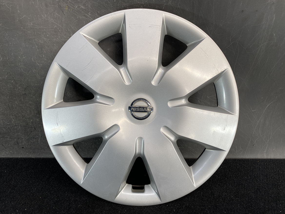 B440_2 NISSAN NOTE E11 Genuine 14inch WHEEL CAP / HUB CAP x1 40315 1U600 x1 » NZ.95 » JDM-PARTS NZ » JDM-PARTS NZ Silver Nissan hubcap with central Nissan emblem, eight-spoke design, against a dark backdrop. NISSAN NOTE E11 Genuine 14inch WHEEL CAP / HUB CAP x1 40315 1U600 x1 » JDM-PARTS NZ