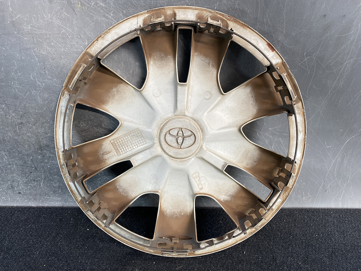B453_3 TOYOTA BELTA SCP92 NCP96 KSP92 Genuine 14inch WHEEL CAP / HUB CAP x1 » NZ.95 » JDM-PARTS NZ » JDM-PARTS NZ Dusty silver Toyota hubcap with eight spokes, placed against a dark surface. TOYOTA BELTA SCP92 NCP96 KSP92 Genuine 14inch WHEEL CAP / HUB CAP x1 » JDM-PARTS NZ