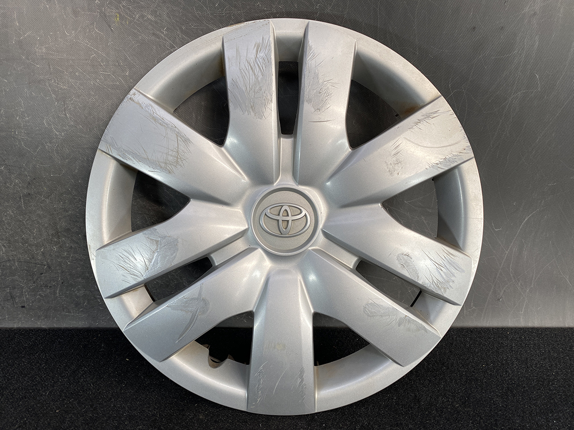 B454_2 TOYOTA BELTA SCP92 NCP96 KSP92 Genuine 14inch WHEEL CAP / HUB CAP x1 » NZ.95 » JDM-PARTS NZ » JDM-PARTS NZ Silver Toyota wheel hubcap with visible scratches and scuffs, circular with logo at center TOYOTA BELTA SCP92 NCP96 KSP92 Genuine 14inch WHEEL CAP / HUB CAP x1 » JDM-PARTS NZ