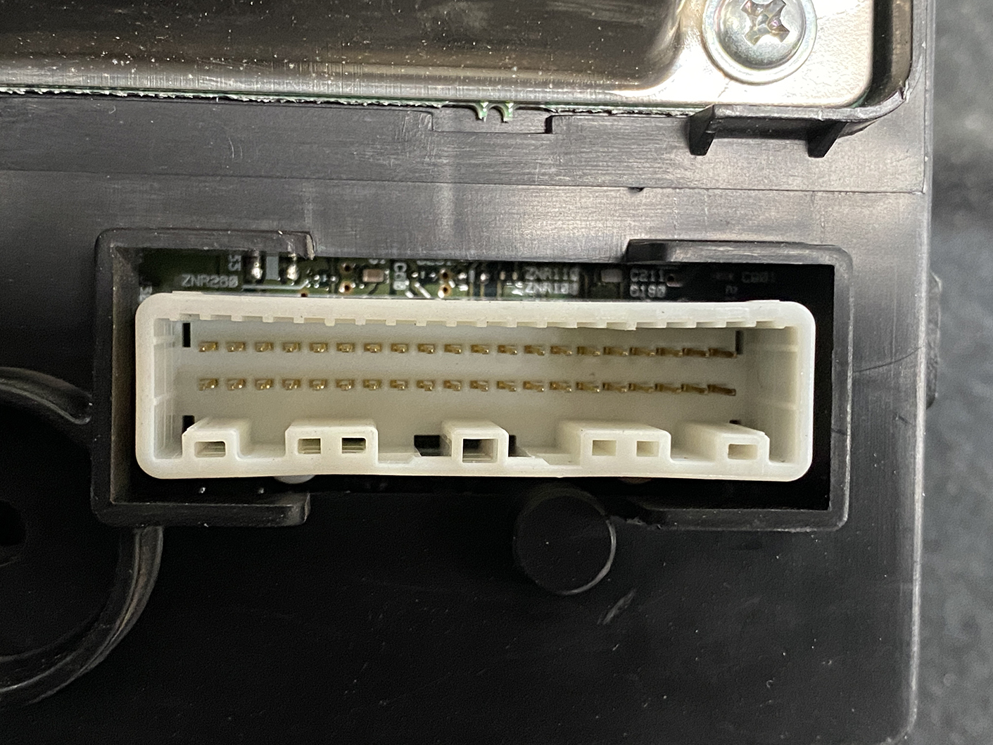 B480_4 NISSAN NV350 CARAVAN E26 Genuine Instrument Cluster 3YB0D TYPE: 883B » NZ1.95 » JDM-PARTS NZ » JDM-PARTS NZ White rectangular multi-pin connector on a black plastic panel, with many gold pins exposed on a circuit-board edge portion. NISSAN NV350 CARAVAN E26 Genuine Instrument Cluster 3YB0D TYPE: 883B » JDM-PARTS NZ