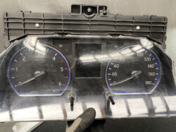 Car instrument cluster: left tachometer 0–6 x1000 rpm, right speedometer 0–180 km/h, centered display.