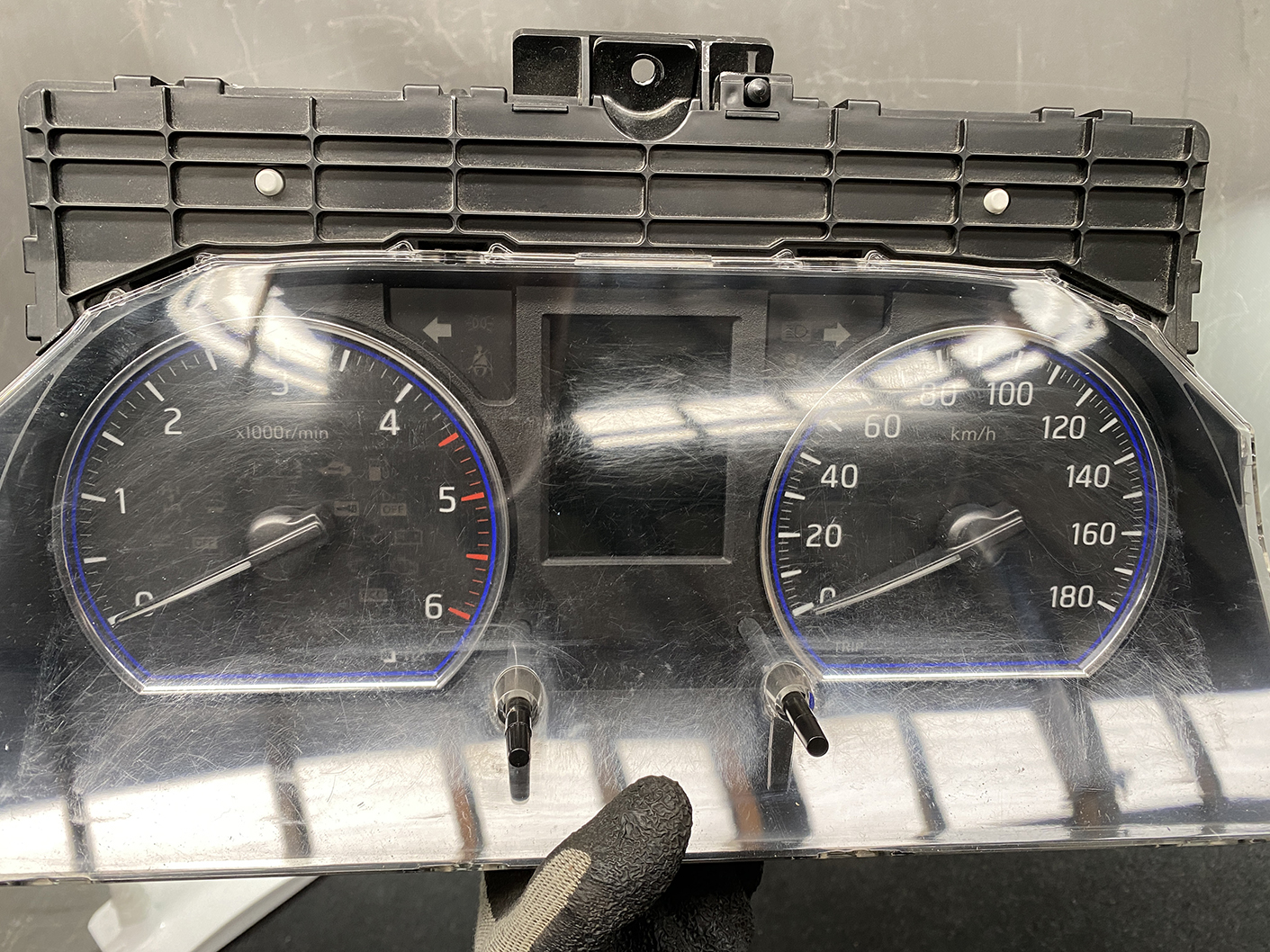 B480_8 NISSAN NV350 CARAVAN E26 Genuine Instrument Cluster 3YB0D TYPE: 883B » NZ1.95 » JDM-PARTS NZ » JDM-PARTS NZ Car instrument cluster: left tachometer 0–6 x1000 rpm, right speedometer 0–180 km/h, centered display. NISSAN NV350 CARAVAN E26 Genuine Instrument Cluster 3YB0D TYPE: 883B » JDM-PARTS NZ
