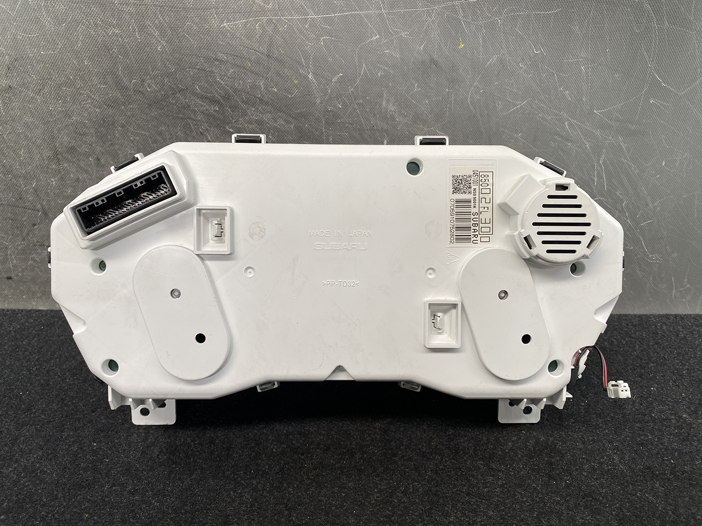 B484_5 SUBARU IMPREZA SPORTS GT2 Genuine Instrument Cluster 85002FL300 / NS0 9001K » NZ1.95 » JDM-PARTS NZ » JDM-PARTS NZ Back side of a Subaru instrument cluster housing with a large multi-pin connector on the left and a vent/grille on the right. SUBARU IMPREZA SPORTS GT2 Genuine Instrument Cluster 85002FL300 / NS0 9001K » JDM-PARTS NZ