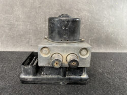 Vehicle ABS brake pump module with valve block and two hydraulic ports