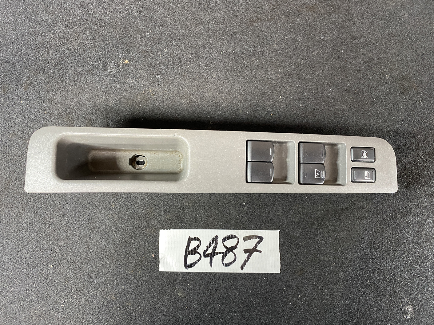B487_2 NISSAN CUBE Z11 Genuine Master Power Window Switch 80960 3U000 » NZ.95 » JDM-PARTS NZ » JDM-PARTS NZ Gray car door panel with a recessed handle and four window control switches plus lock buttons on the right side NISSAN CUBE Z11 Genuine Master Power Window Switch 80960 3U000 » JDM-PARTS NZ