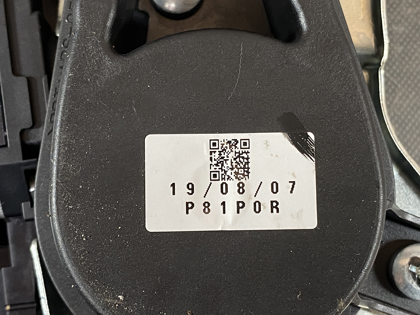 Suzuki Solio Mitsubishi Delica D:2 Genuine Power Slide Door Motor P81P0R Right Side 5 Close-up of a black mechanical part with a white label featuring a QR code, the date 19/08/07, and the code P81POR.
