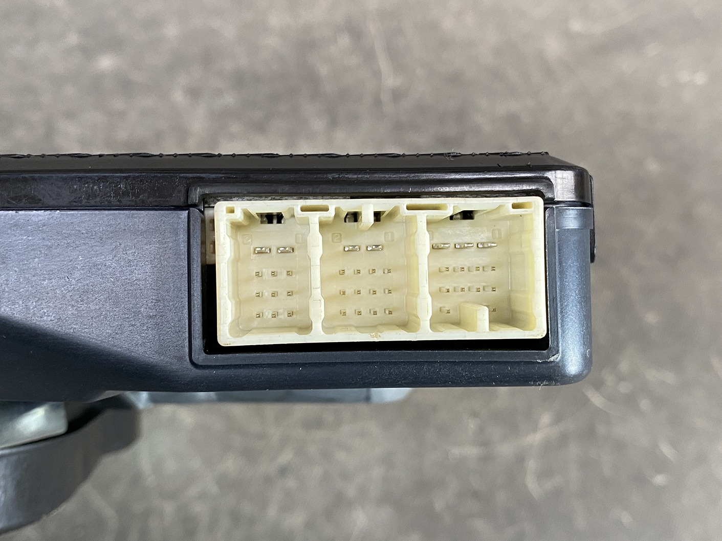Suzuki Solio Mitsubishi Delica D:2 Genuine Power Slide Door Motor P81P0R Right Side 9 Close-up of a three-compartment automotive electrical connector with beige pin housings inside a dark blue housing.