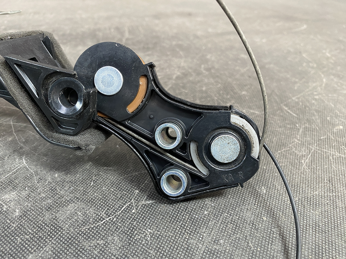 Suzuki Solio Mitsubishi Delica D:2 Genuine Power Slide Door Motor P81P0R Right Side 7 Close-up of a bicycle rear derailleur mechanism with pulleys, plastic frame, and a gear cable visible, showing wear and dirt.