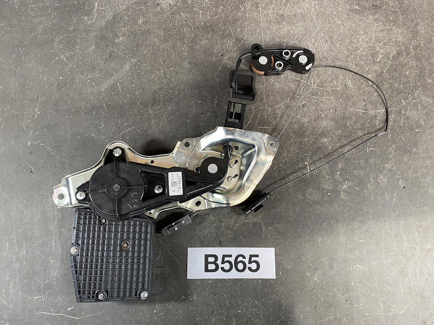 Suzuki Solio Mitsubishi Delica D:2 Genuine Power Slide Door Motor 79R0L Left Side 2 Car power window regulator with motor and cables on a dark background, labeled B565