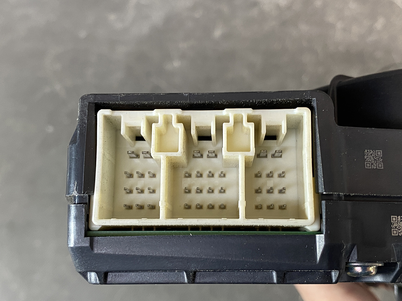 Suzuki Solio Mitsubishi Delica D:2 Genuine Power Slide Door Motor 79R0L Left Side 8 Close-up of a white, three-section multi-pin electrical connector housing with exposed metal pins inside a dark black surrounding casing.